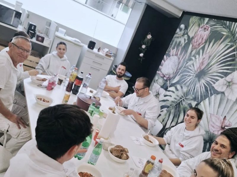 Roger Bieri beim Kochen für das Team der Maler Bieri AG