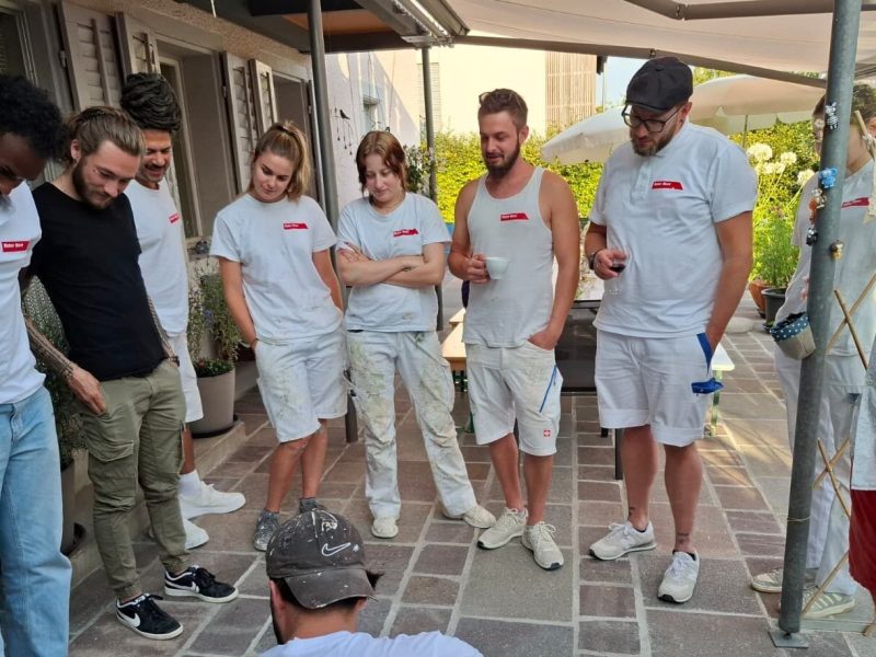 Team der Maler Bieri AG bei einem gemeinsamen Pizzaessen