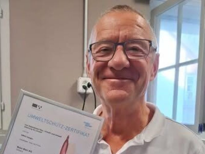 Roger Bieri mit dem Umweltschutz-Zertifikat der Maler Bieri AG